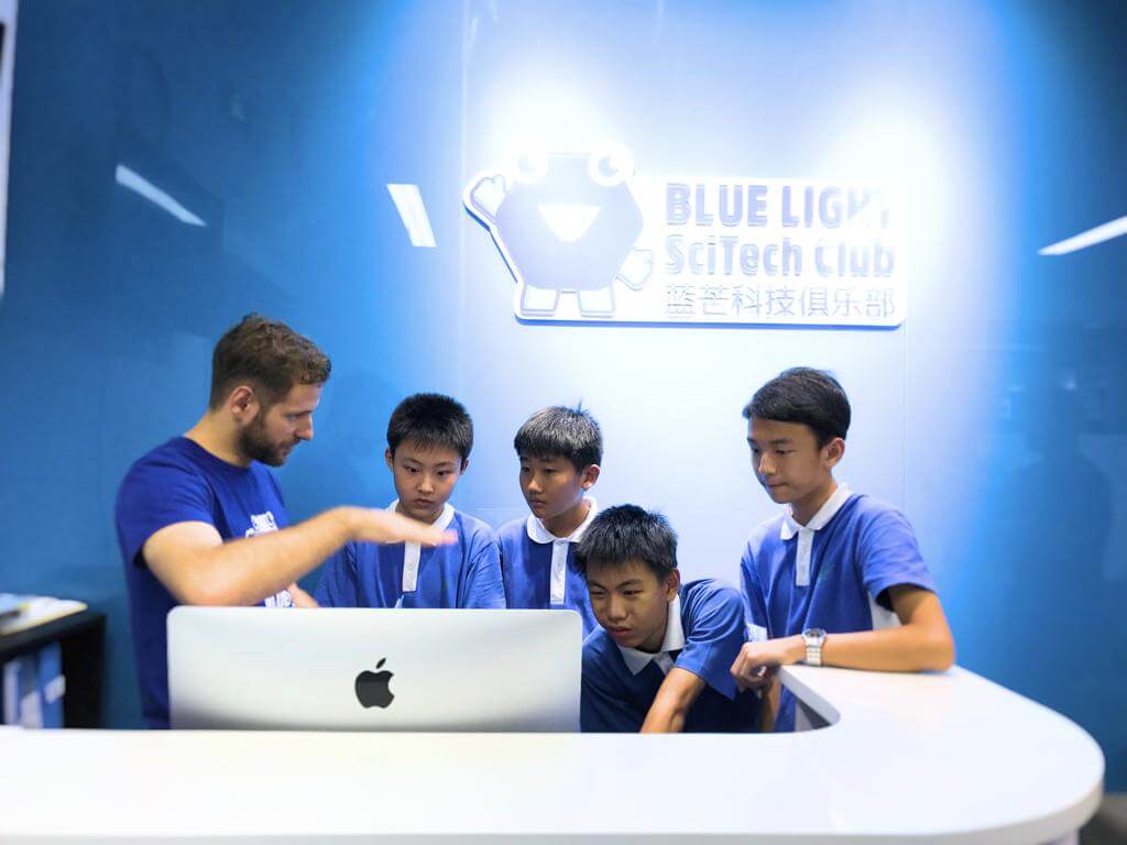 How Blue Light SciTech Club Adopted Makeblock Neuron Creative Lab Kit for STEAM Education